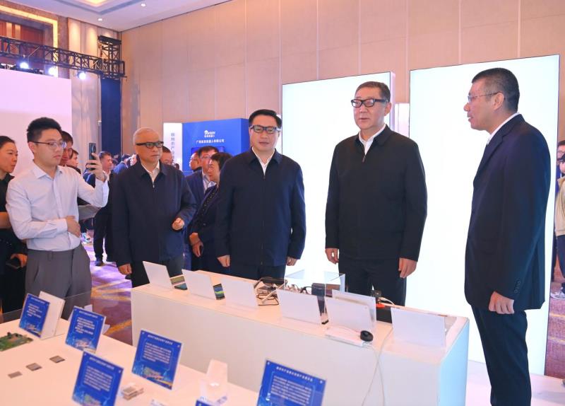 张壮、刘胜友等参观柳州市产业融合发展产品展示会,并试用智能眼镜。柳州市融媒体中心记者 黄蕊 摄