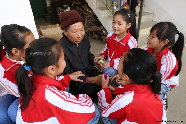 天等县开展未成年人关爱空巢老人活动